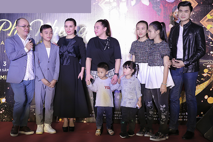 Con gái Phi Nhung lần đầu xuất hiện bên mẹ ở Việt Nam